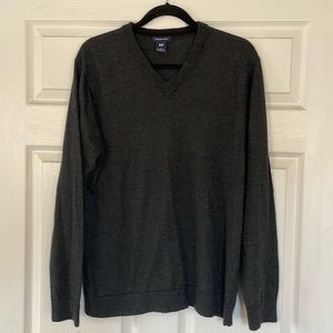 Men’s Merino wool v neck sweater. Size large